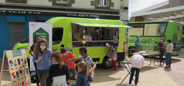 camion_guilers_avec_les_enfants.jpg